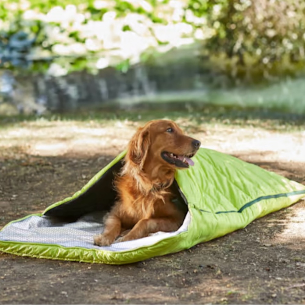 NWT BACKCOUNTRY DOG THERMAL SLEEPING BAGSZ S/M  27 L X 38 W inc (68 L X 96 W Cm)